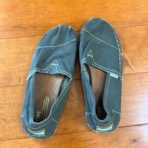 Mens like new grey canvas Tom’s size 9.5